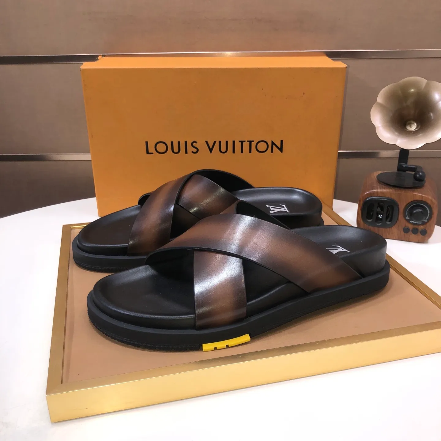 Men's shoes 💰400💰 [Louis Vuitton LV slippers] (high-end cowhide) counter 1:1 fashion style, a must-have for summer! The designer used LV’s iconic outsole. The original simple slippers instantly become fashionable! The upper is made of flexible special cowhide leather straps alternately, and the workmanship is exquisite! A must-have for stylish men in summer, size 38-45 (45 customized)